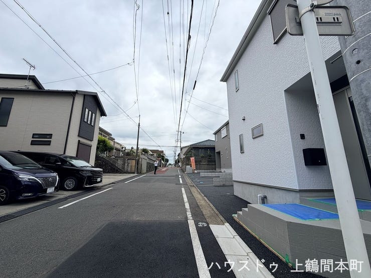 見通しの良い全面道路。