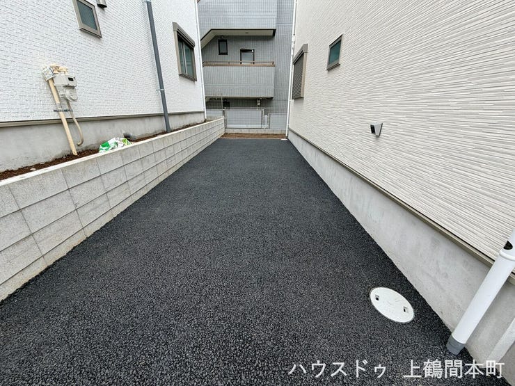 アスファルト敷設の駐車場スペース。