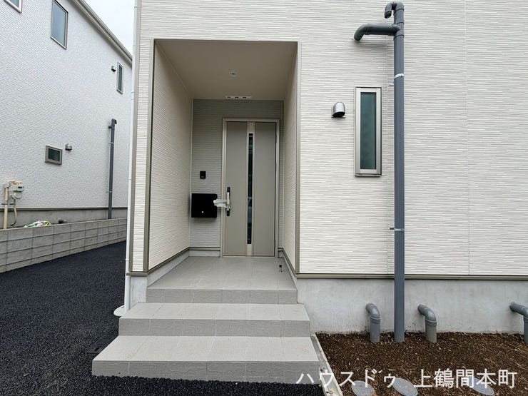 玄関ポーチは奥行きがあります。