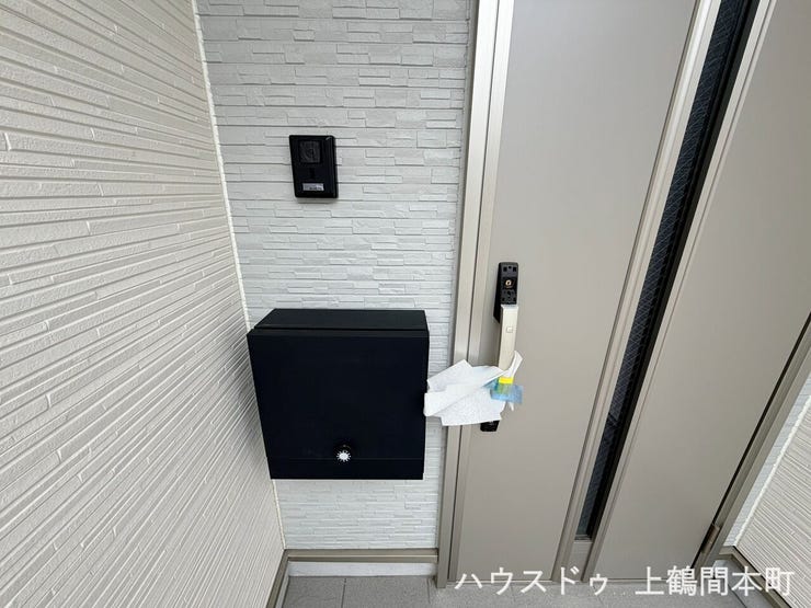 雨天時でも出し入れ楽なポストです。