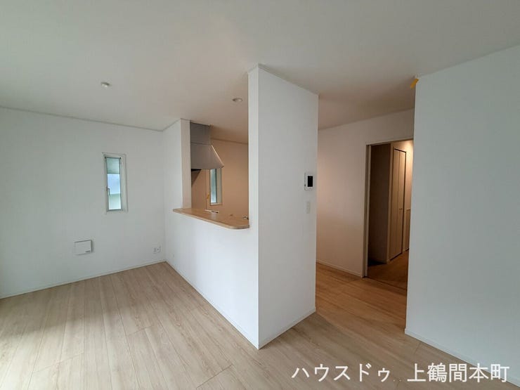 カウンターキッチンもリビング側から見ると白で統一感があります。