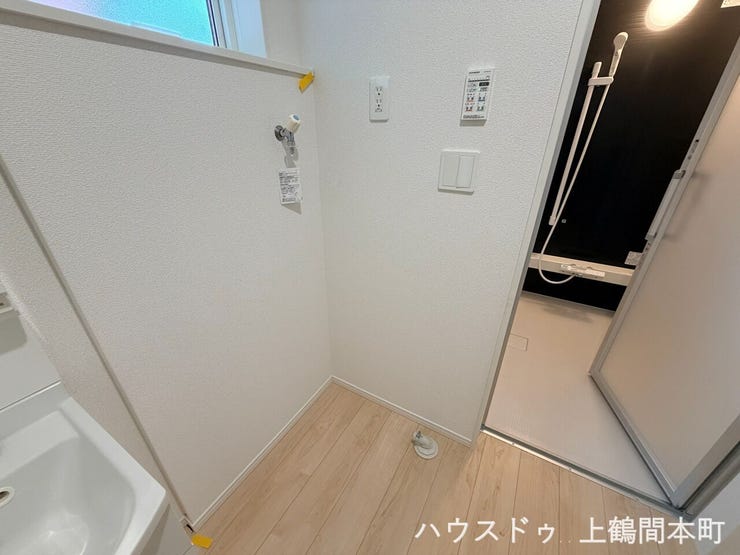 室内洗濯機置き場。窓があり採光十分な洗面室です。