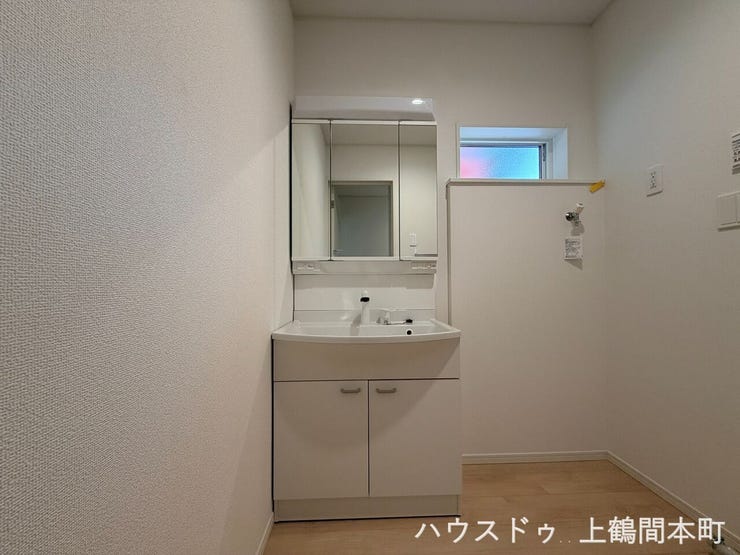 洗面化粧台は白で清潔感のある水回りです。