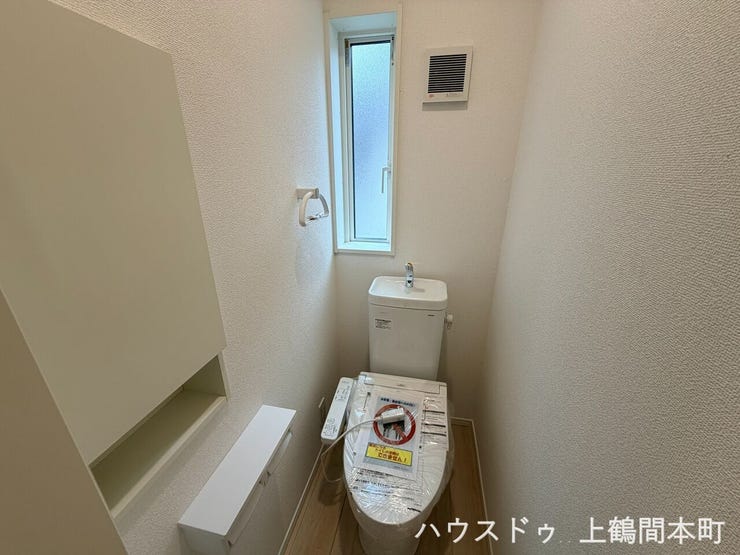 窓からの採光でトイレは明るいです。