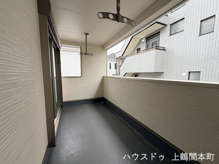 2部屋から出入りできるバルコニー、屋根内で急な雨天時も安心です。