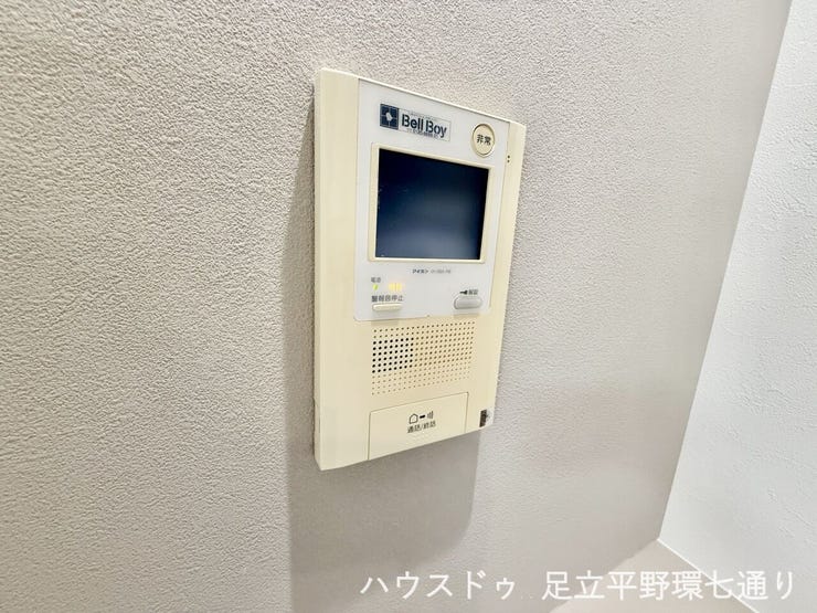 来訪者を映像で確認できるモニター付インターホンを採用。防犯面にも配慮された安心の設備です。