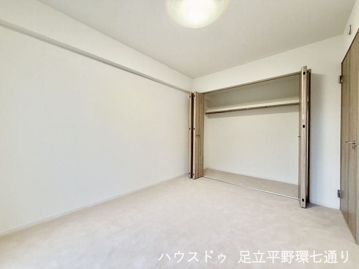 ゆとりある広さの洋室。大容量クローゼットを備え、衣類や季節用品もすっきり収納できます。
