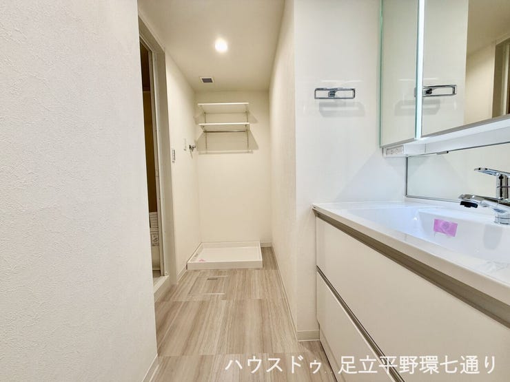 室内洗濯機置場を採用。天候を気にせず洗濯ができ、上部収納棚付きで洗剤や日用品の整理にも便利です。