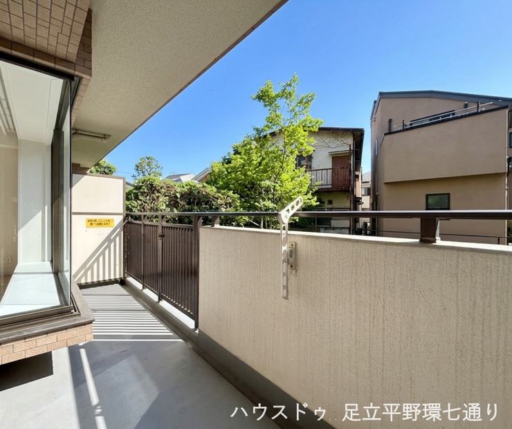 専用庭へとつながるバルコニー。洗濯物干しはもちろん、外の空気を感じながら気軽にリフレッシュできる空間です。