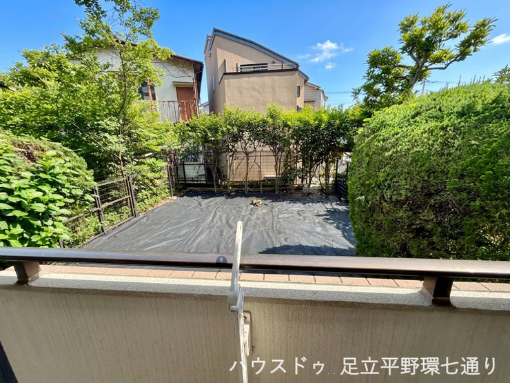 住戸から直接出入りできる専用庭付き。ガーデニングや家庭菜園など、戸建て感覚の楽しみ方が広がります。