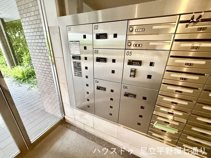 不在時でも荷物の受け取りが可能な宅配ボックス付き。共働き世帯や外出の多い方にも便利な設備です。
