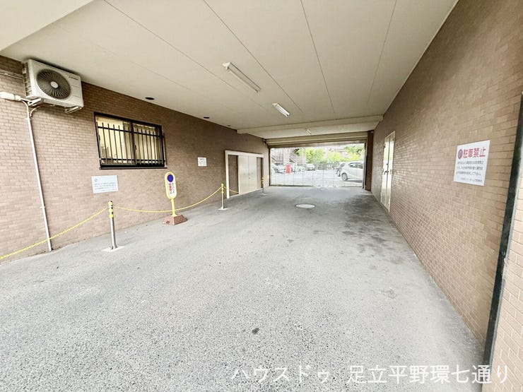 雨の日の乗り降りや荷物の積み下ろしにも便利な車寄せスペースを設置。快適な暮らしをサポートします。