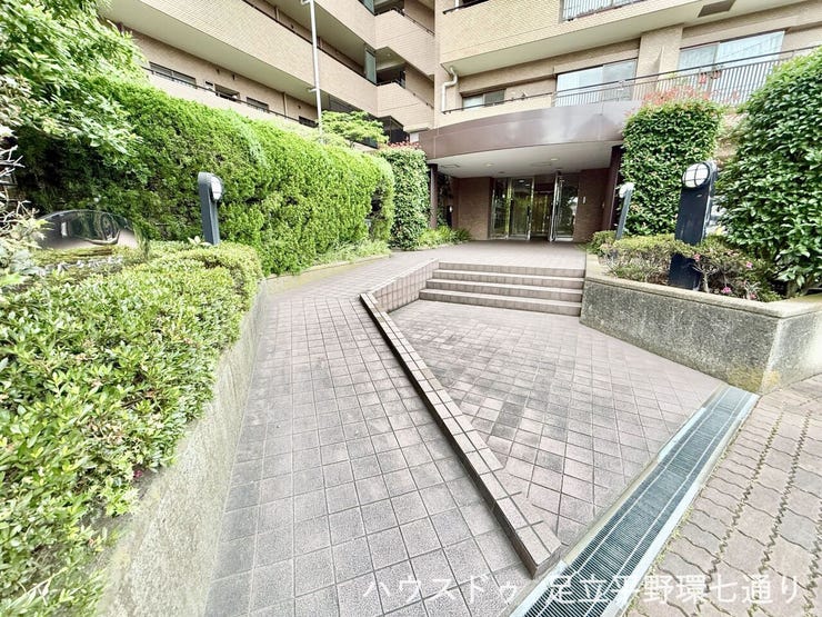 緑豊かな植栽に彩られたアプローチ。スロープも備え、ベビーカーや荷物の多い日も移動がスムーズです。