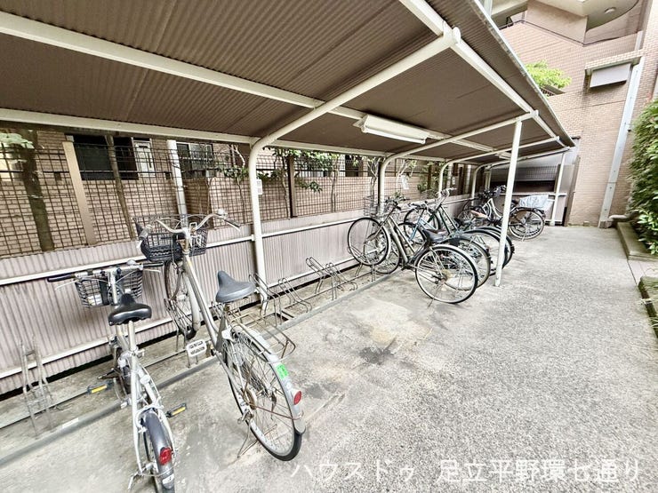 屋根付き駐輪場を設置。大切な自転車を雨や汚れから守り、日常の移動手段として快適に利用できます。