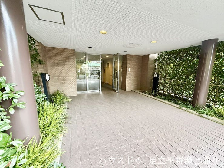 開放感のあるエントランスは管理の行き届いた印象。来訪者を心地よく迎える上質な共用空間です。