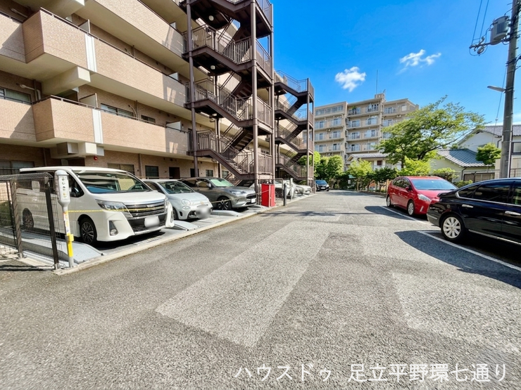 敷地内駐車場を完備。建物に隣接しているため移動がしやすく、お車をお持ちの方にも便利な住環境です。