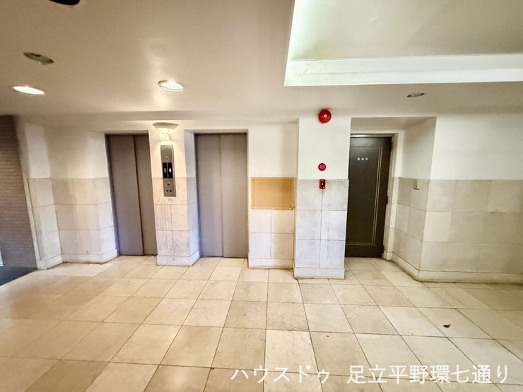 複数基のエレベーターを備えたゆとりある共用空間。移動がスムーズで、忙しい朝の時間帯も快適に利用できます。