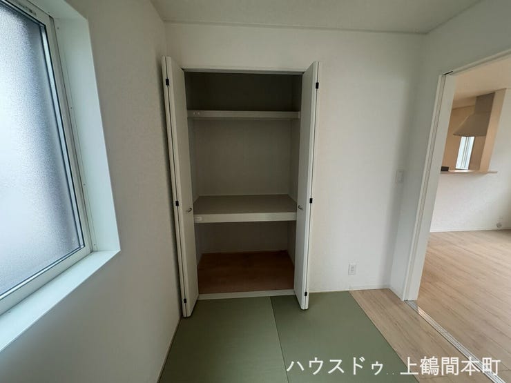 畳室も押し入れではなくクローゼット収納。