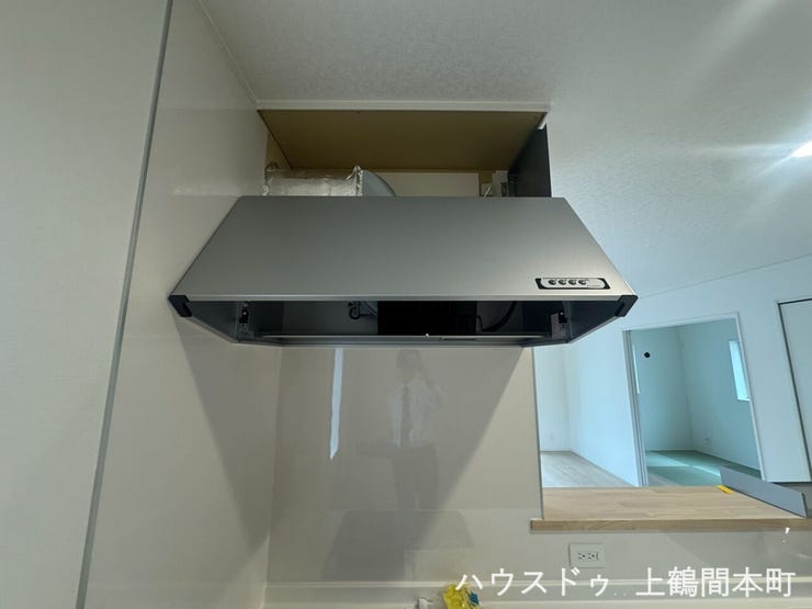 シルバーのフードのためキッチンが明るく感じます。