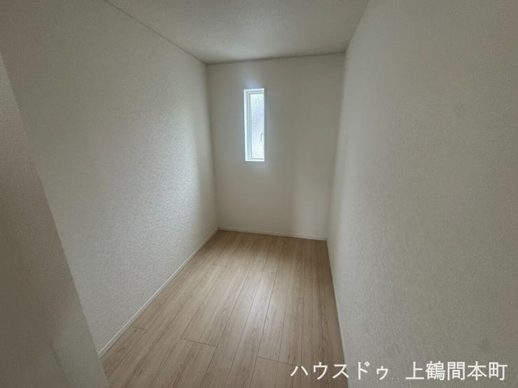 洋室は採光窓で明るいです。