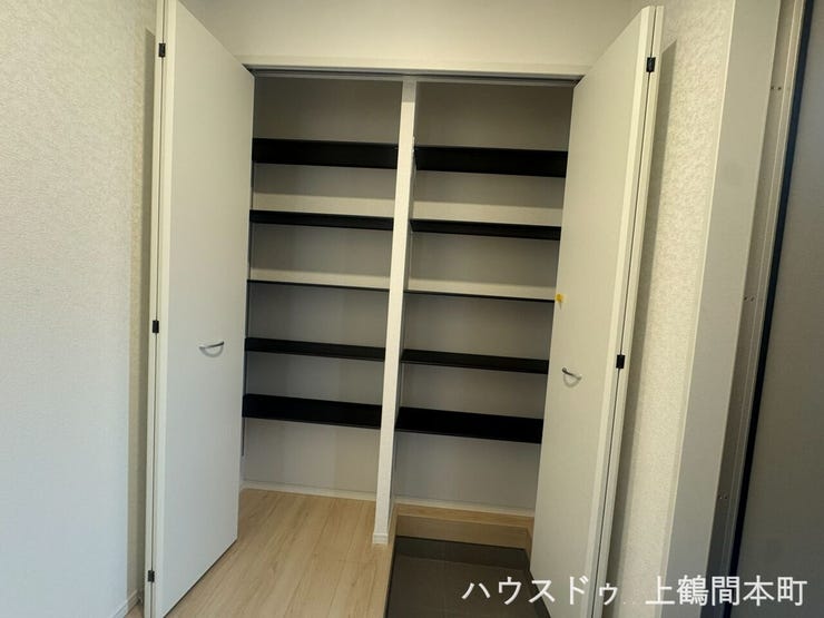 玄関収納は、十分な収納力があります。