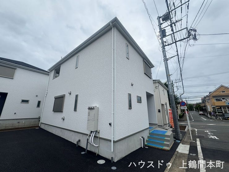 アスファルト敷設された駐車場。出し入れしやすい十分な広さがあります。