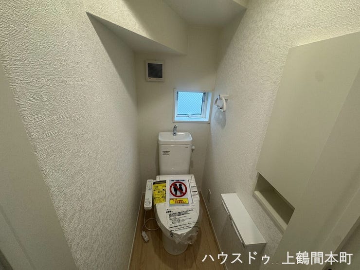 小窓のあるトイレ。トイレットペーパーは壁面収納できます。