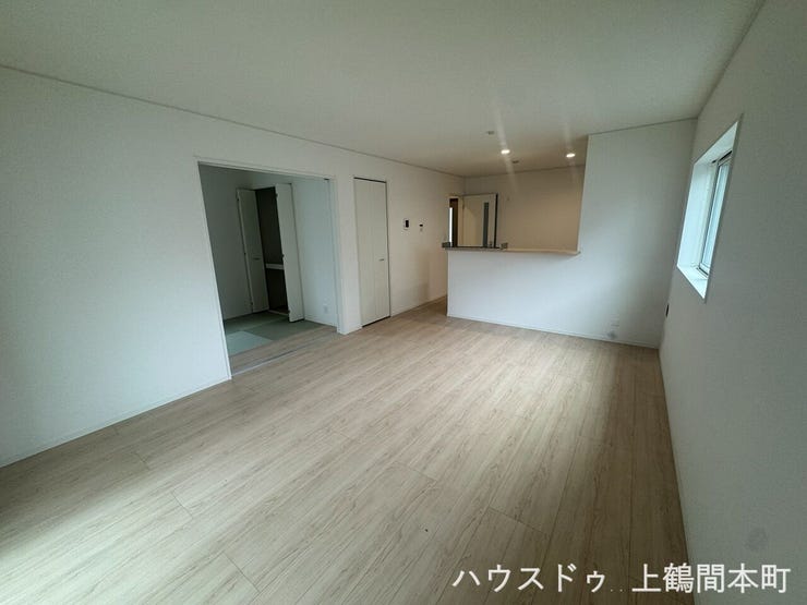 リビング全体を見渡せるカウンターキッチン。家具に合わせやすいフロアの色味を採用。