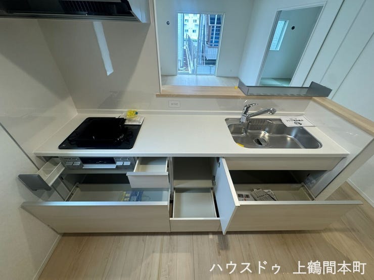 収納力のある引き出しありのシステムキッチン。