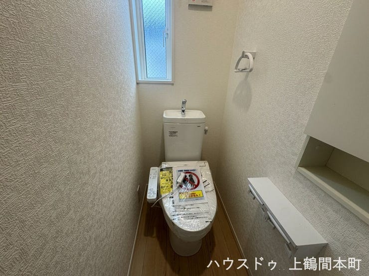 手洗い・ウォシュレット付きトイレ。トイレットペーパーは壁面収納できます。窓もあって採光・換気ともに十分です。