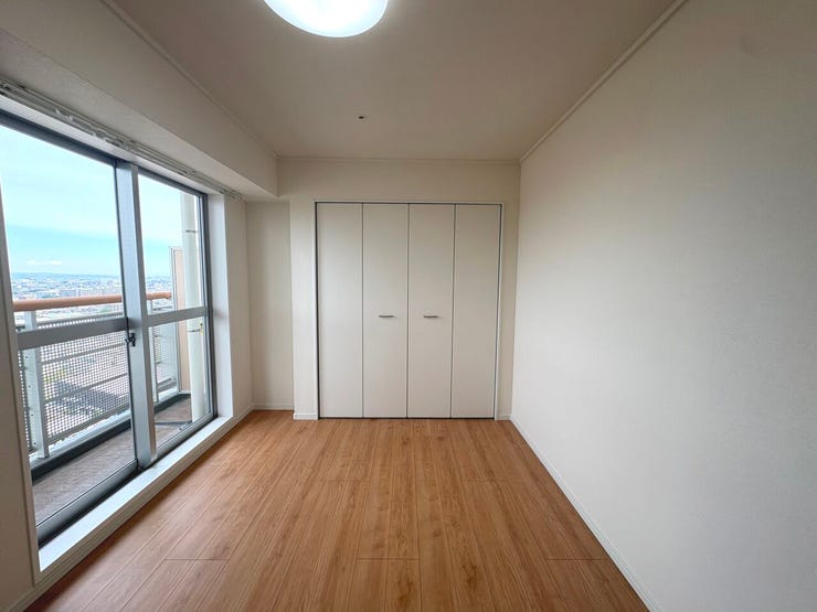 6.1帖の洋室。角部屋につきバルコニーに面しており、明るい陽の光がたっぷり差し込みます♪