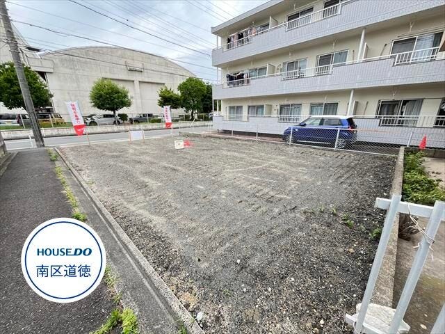向かいには「宝南小学校」があります。お子様の通学や、災害時の避難先にもなり近くて安心です◎