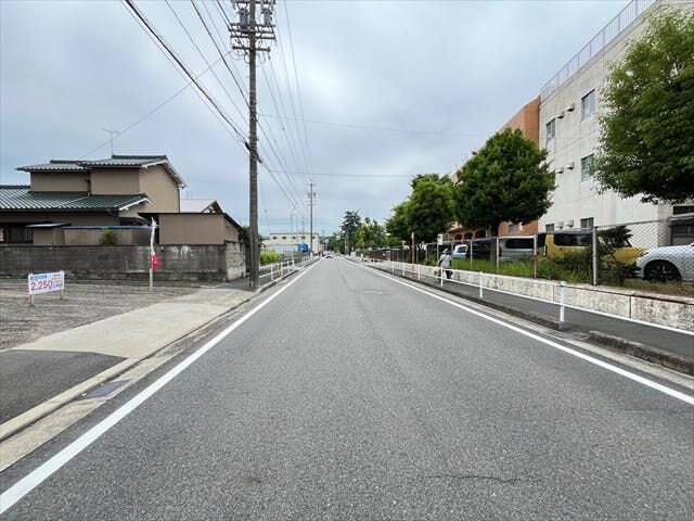 西側前面道路です。広々としていて、街並みが開放的で圧迫感がありません。この先に「水袋公園」があります。