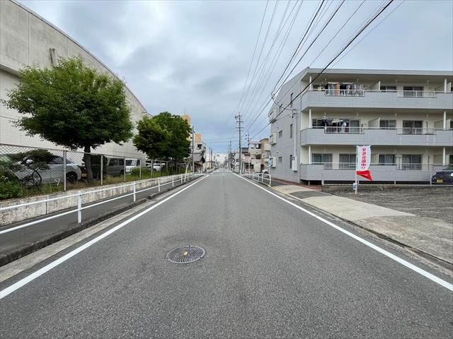西側前面道路:生活時間帯の日照時間を長く確保できます。居室を南向きに設計しやすいのもメリットですね。