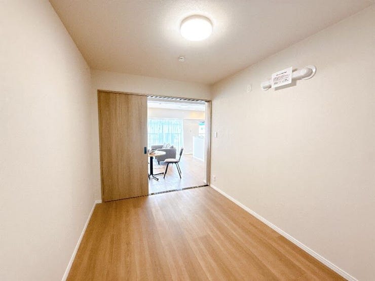 どんな家具にもフィットする床材カラーのお部屋です。