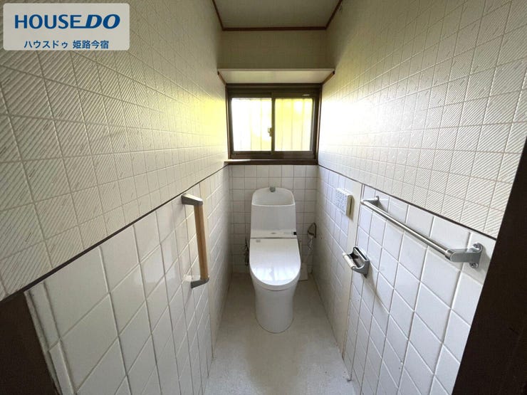 トイレです。タイル張りの壁に手すりを設置しており、小窓から採光を取り入れられます。