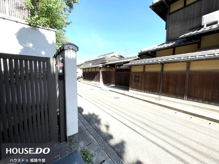 道路から見た建物外観です。瓦葺の屋根と格子を用いた和風の佇まいで、1979年11月築の木造2階建です。