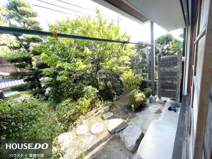 敷地内のアプローチまわりです。松などの植栽と飛び石が配され、和の趣を感じられる造りになっています。