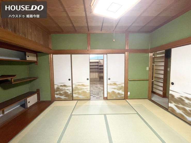 1階の和室です。書院と床の間を備えた8帖の和室で、庭に面した障子から柔らかな光が入ります。