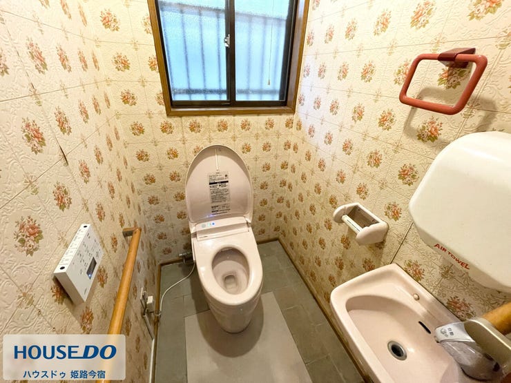 トイレです。手洗いと小窓を備え、手すりを設置した使いやすい造りになっています。
