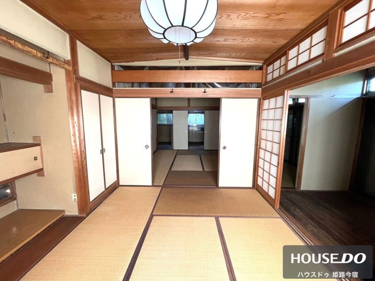 続き間の和室です。襖と障子で仕切られており、開け放てば広い一間としてお使いいただけます。