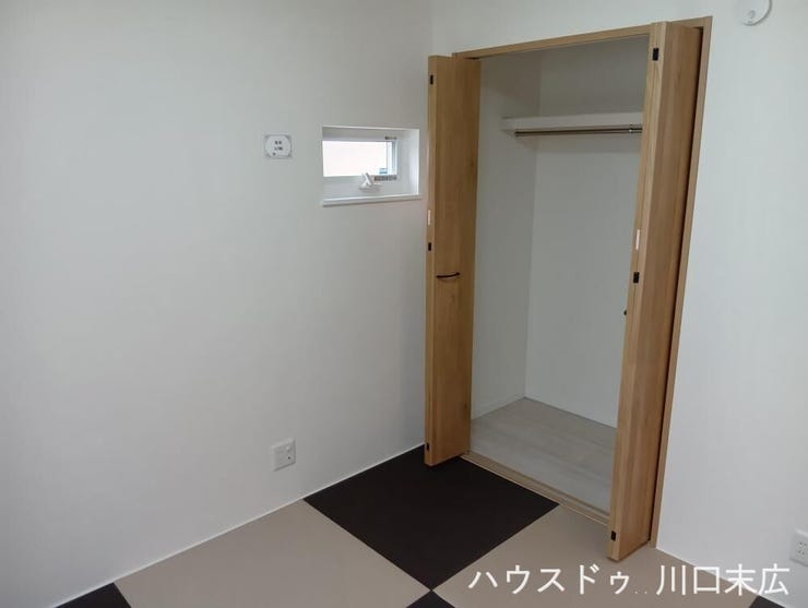 縁なし畳を採用したモダンな和の空間。クローゼットを備えており、客間や寛ぎのスペースなど、多目的に活用できる使い勝手の良い機能的な一部屋です。
