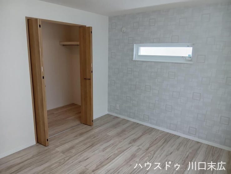 洗練されたアクセントクロスが空間を引き立てる居室。扉付きのクローゼットを備え、居住スペースを有効に活用しながら自分らしい時間を育むことができます。