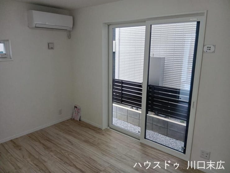 シンプルな内装で仕上げられた汎用性の高い個室。住まう方のライフステージや好みに合わせて自在にレイアウトでき、多様なニーズに柔軟に対応します。
