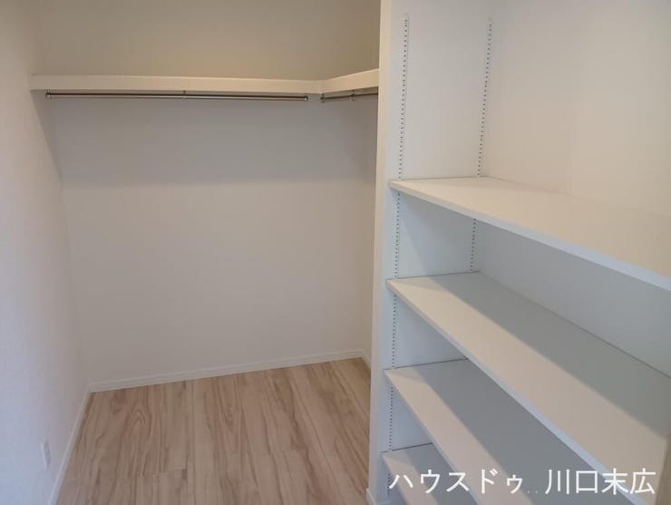 ハンガーパイプと可動棚を備えた大容量の収納スペース。衣類から季節の品までを機能的に整理整頓でき、住まい全体をすっきりと美しく保つための設備です。