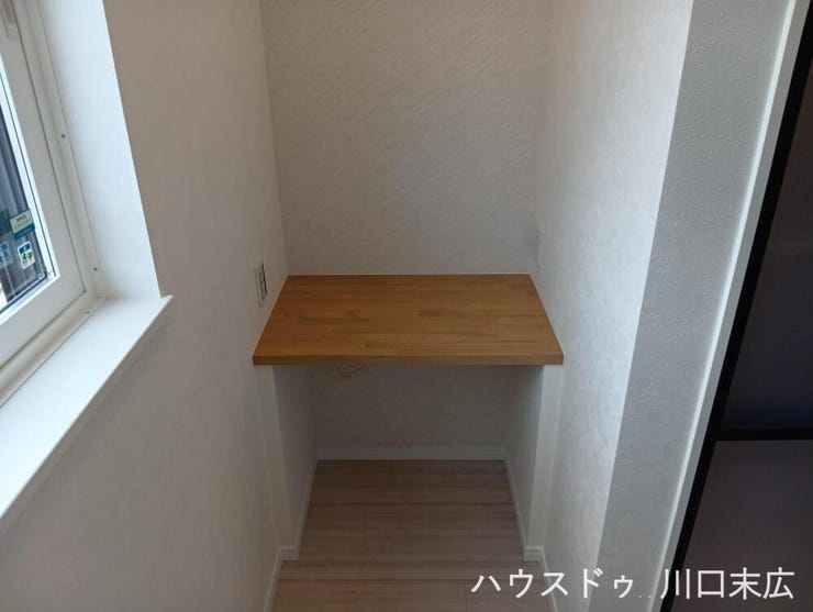 造り付けのカウンターデスクを備えた機能的なスペース。書斎やテレワーク、趣味の作業など、多様なライフスタイルに寄り添い、集中できる環境を提供します。
