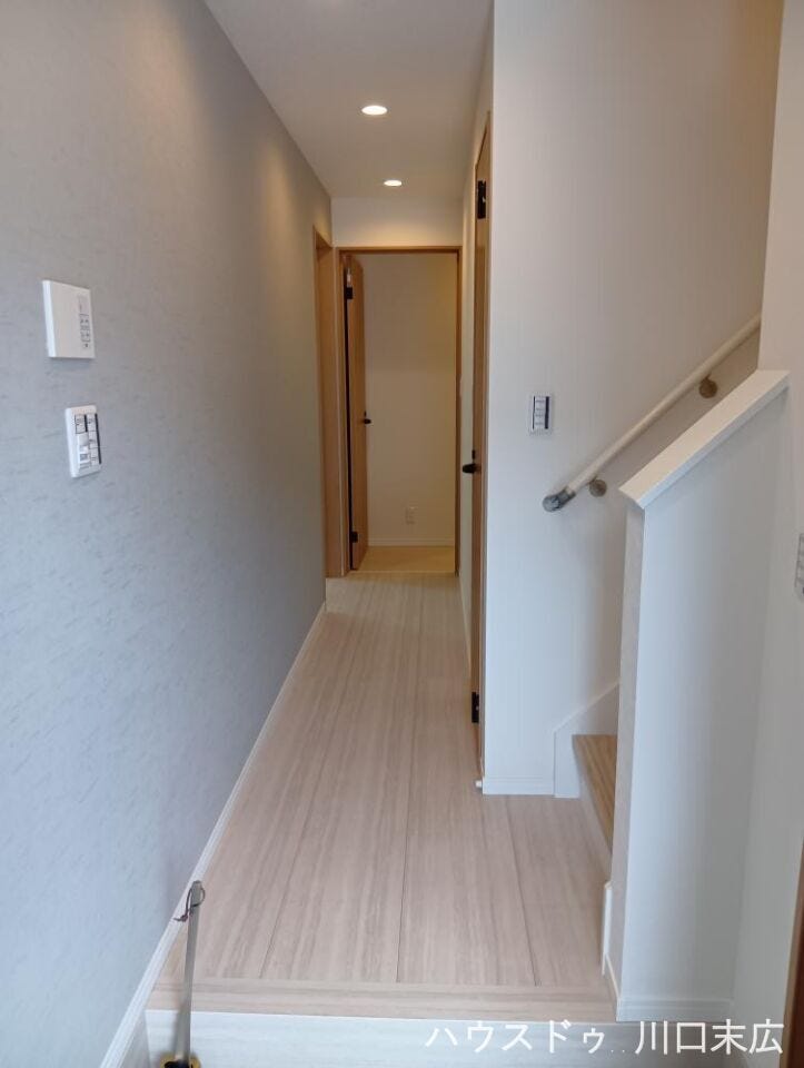 スタイリッシュな外観デザインに調和するエントランスアプローチ。カースペースを備え、住まいの顔として訪れる人を品格ある佇まいで迎え入れます。