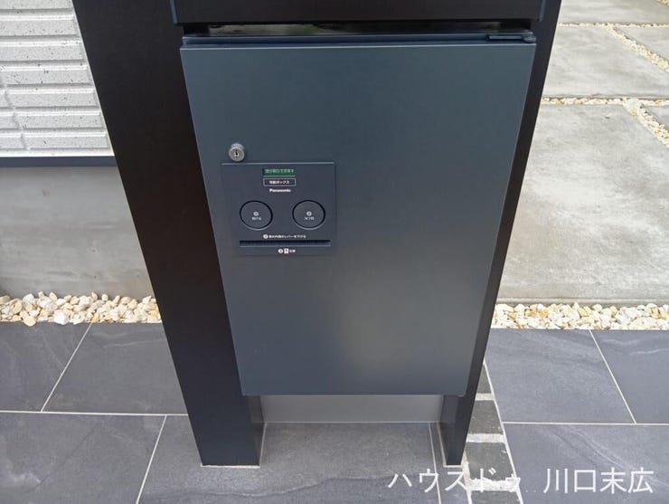 不在時にも荷物を受け取れる便利な宅配ボックスを門柱に搭載。現代の多様なライフスタイルに寄り添い、日々の暮らしの利便性を高める実用的な設備です。