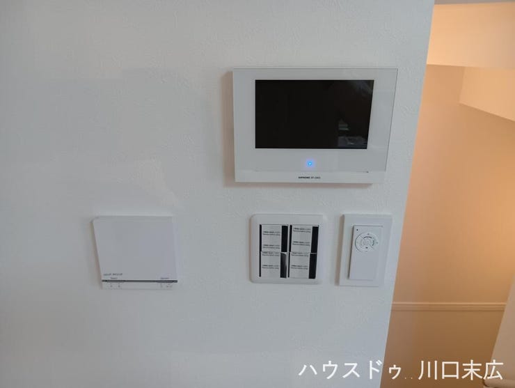 来客を映像と音声で確認できるモニター付きインターホン。家族の安全を見守り、日々の暮らしに安心感をもたらす、現代の住まいに欠かせない防犯設備です。