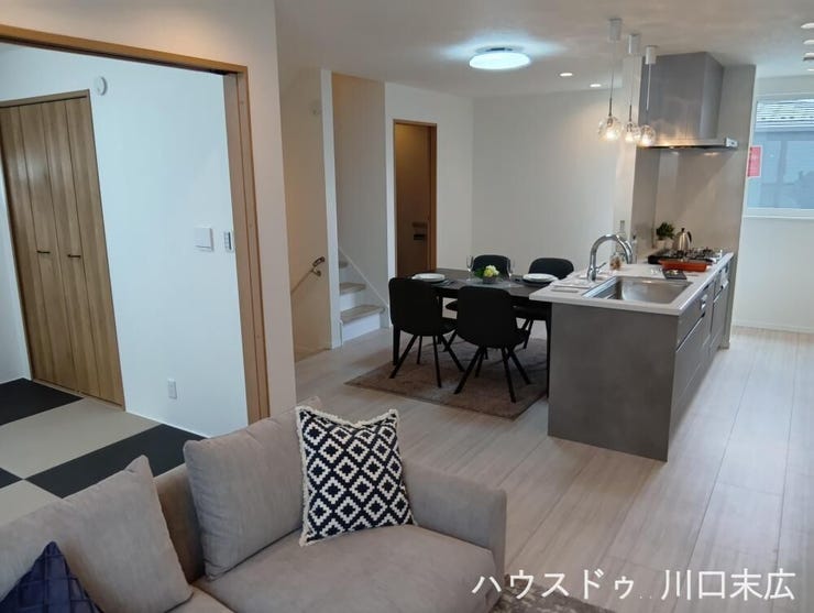 対面式キッチンから居住空間全体を見渡せる造り。家事をしながらでも家族とのコミュニケーションが深まり、温かな時間を共有できる設計が施されています。